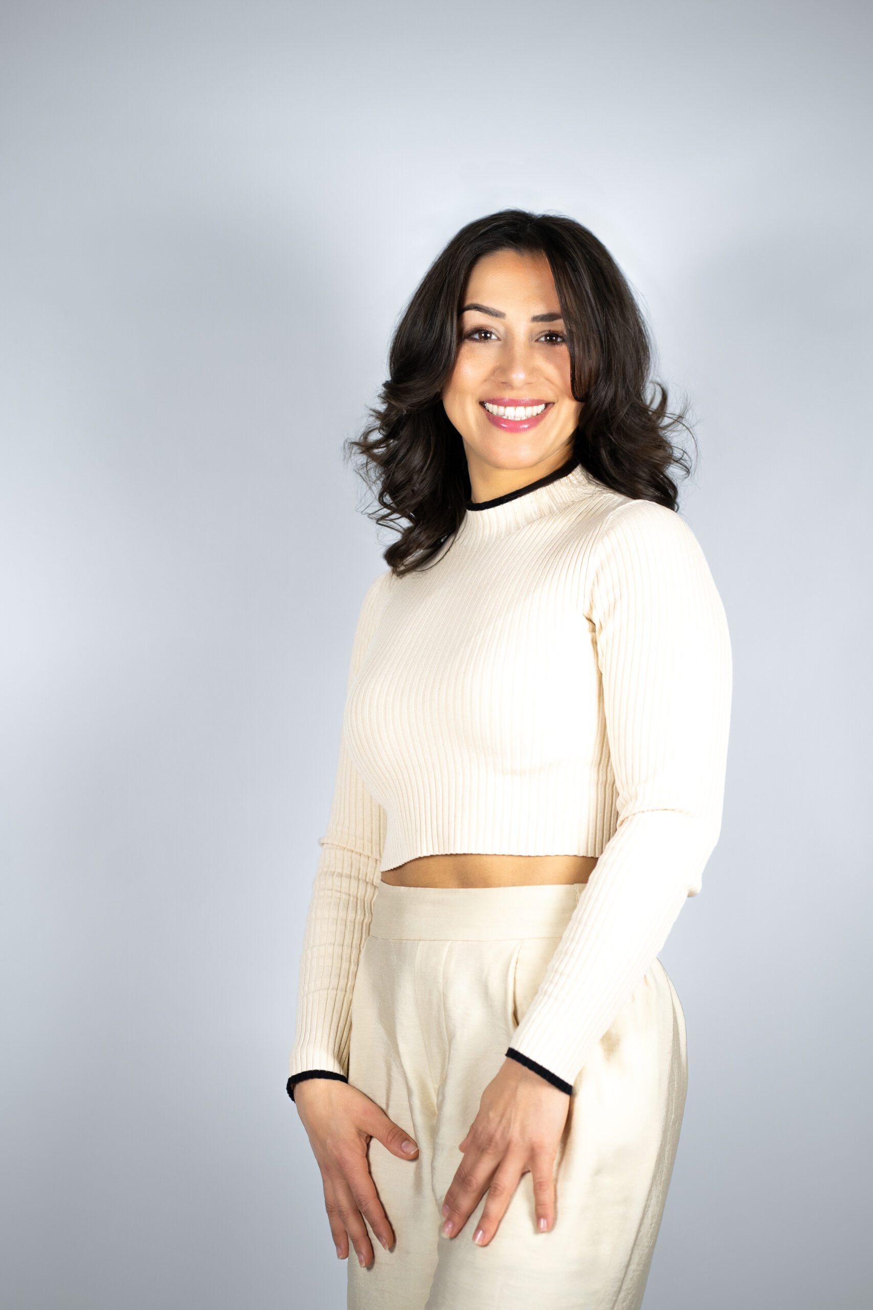 Dee Jafarova, Life Coachin und Personal Trainerin, im Business-Outfit lächelnd